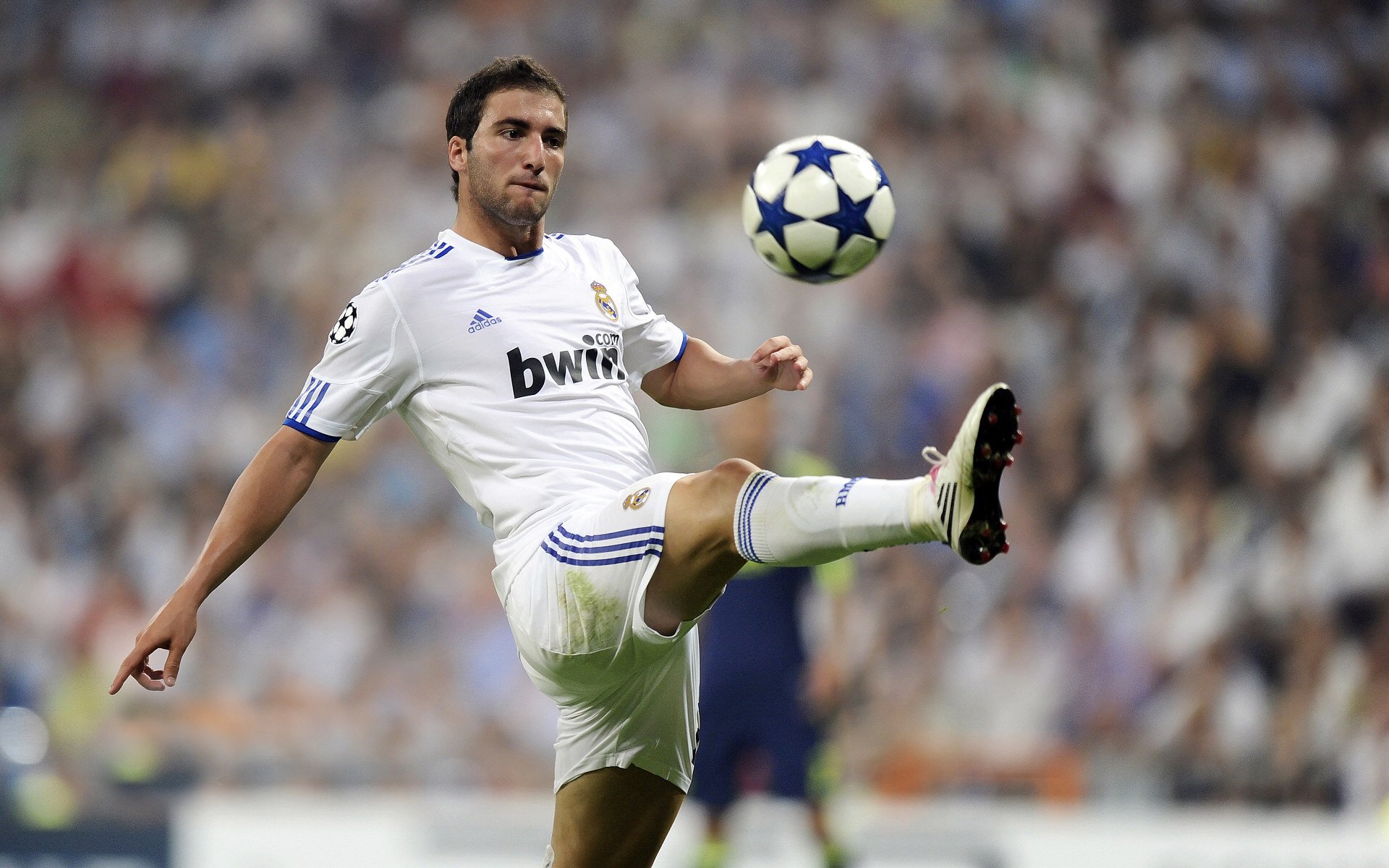 足球直播后台系统支持多机位弹性切换，足球场直播设备